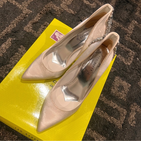 LIKE NEW TED BAKER LONDON MIEON STILETTOS IN LIGHT CREAM - WORN ONCE INDOORS! - Picture 5 of 16